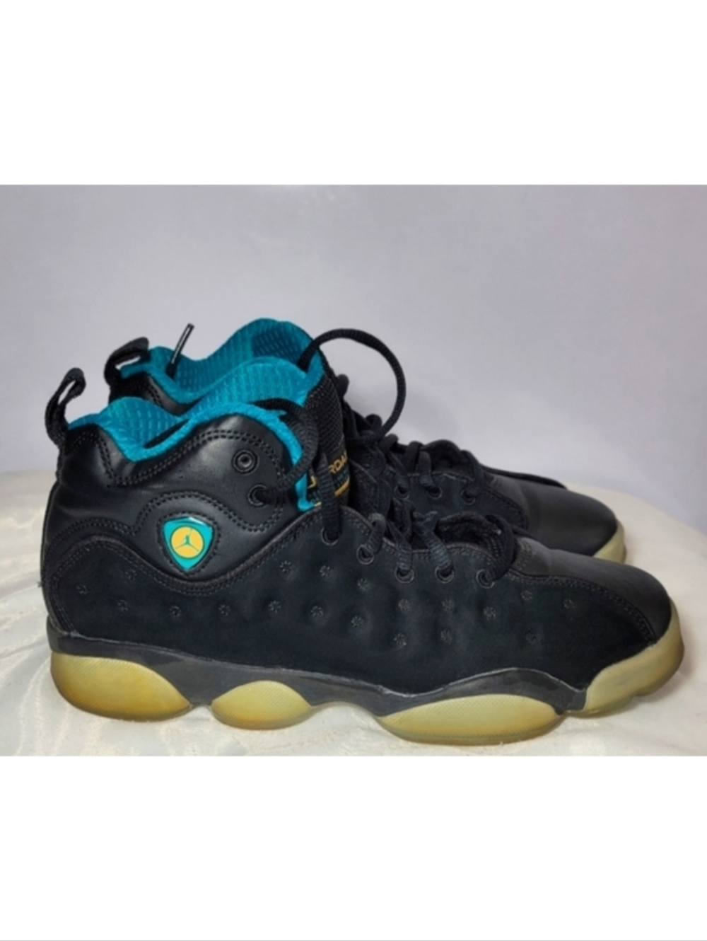 Jordan Boys Size 7Y and Women Size 8.5 Jumpman sneakers.